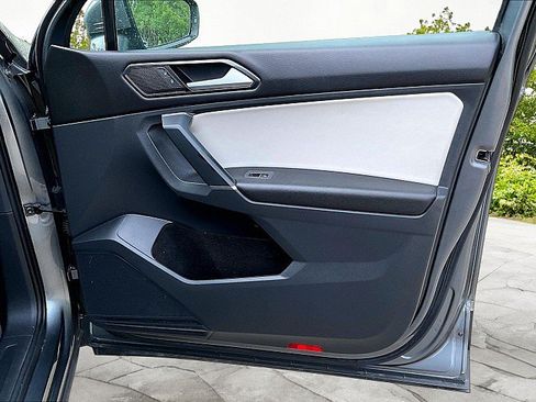 Used 2018 Volkswagen Tiguan SE w/ Panoramic Sunroof Package FWD image 28