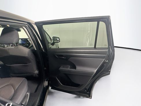 Used 2022 Toyota Highlander LE FWD image 31