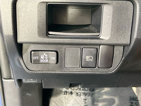 Used 2018 Toyota Tacoma SR5 AWD/4WD image 10