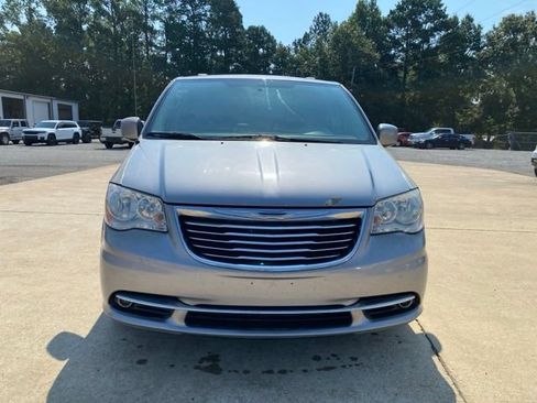 Used 2016 Chrysler Town & Country Touring FWD image 8
