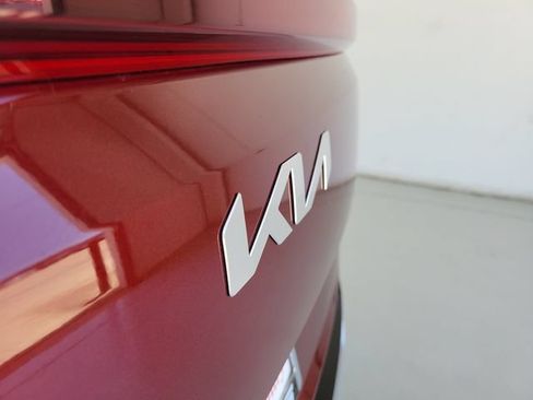 Used 2025 Kia Carnival FWD image 9