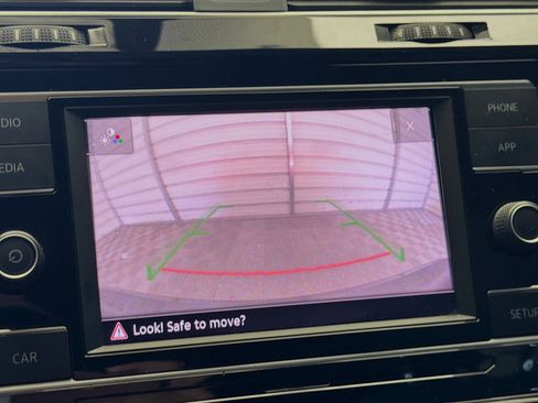 Used 2019 Volkswagen Golf 4-Door FWD image 16