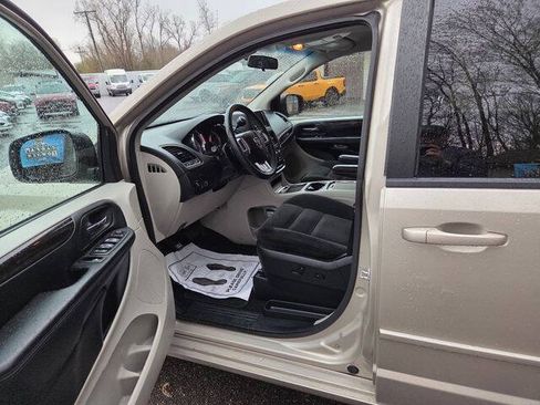 Used 2016 Dodge Grand Caravan SXT w/ Rear Park Assist Package FWD image 10