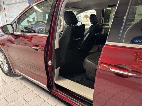Used 2018 Chrysler Pacifica Touring-L Plus w/ Advanced Safetytec Group image 23