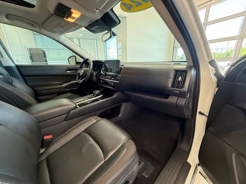 Used 2024 Nissan Pathfinder SL w/ SL Premium Package FWD image 30