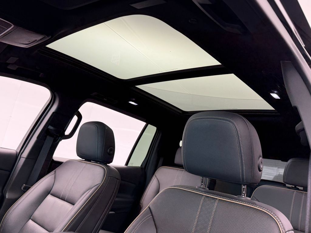 Used 2025 Chevrolet Traverse High Country FWD image 66