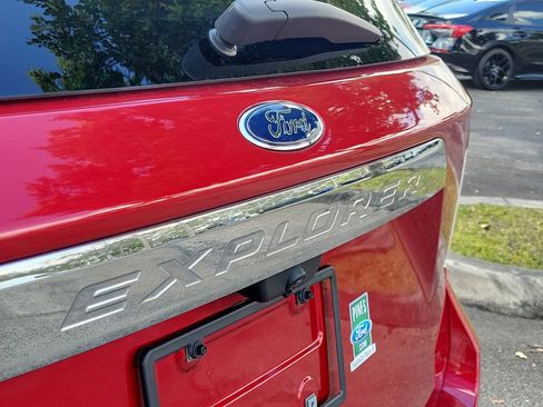 Used 2021 Ford Explorer XLT image 5