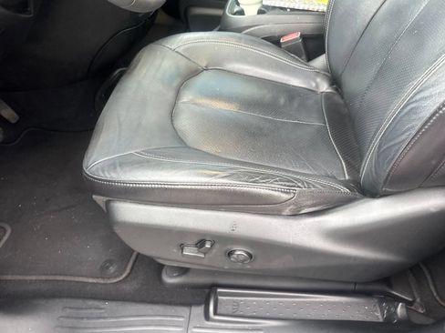 Used 2022 Chrysler Pacifica Touring-L w/ S Appearance Package FWD image 14