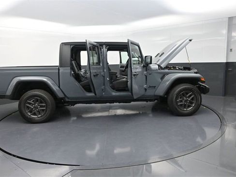 New 2025 Jeep Gladiator Sport image 32