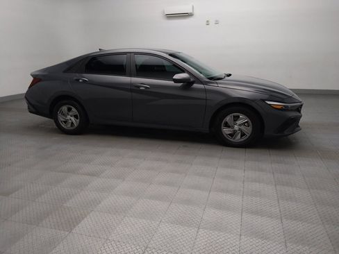 Used 2024 Hyundai Elantra SE image 11