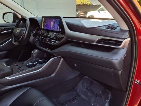 Used 2023 Toyota Highlander XLE FWD image 22