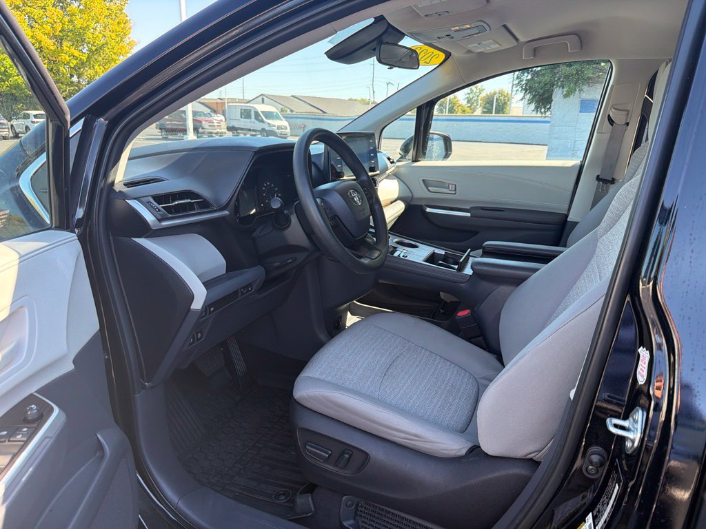 Used 2023 Toyota Sienna LE FWD image 16