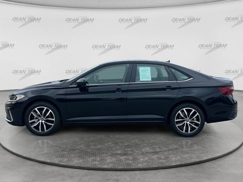 Used 2026 Volkswagen Jetta SE FWD image 4