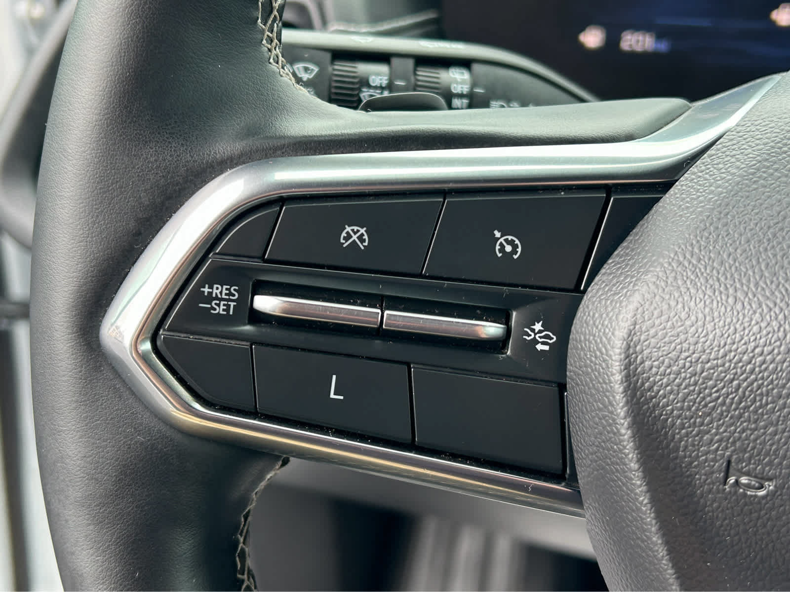 Used 2025 Chevrolet Traverse LT FWD image 24