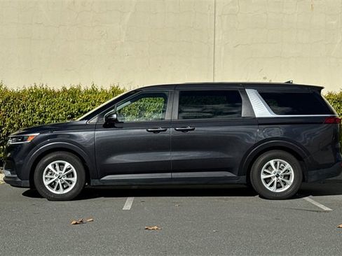 Used 2024 Kia Carnival LX image 7