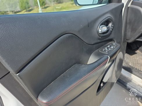 Used 2019 Jeep Cherokee Trailhawk image 8