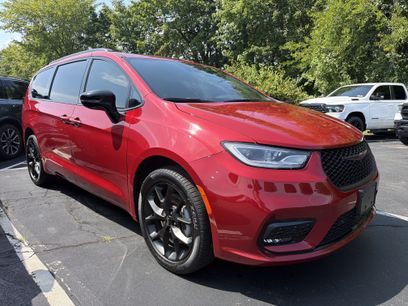 Certified 2025 Chrysler Pacifica Limited w/ Uconnect Theater Family Group