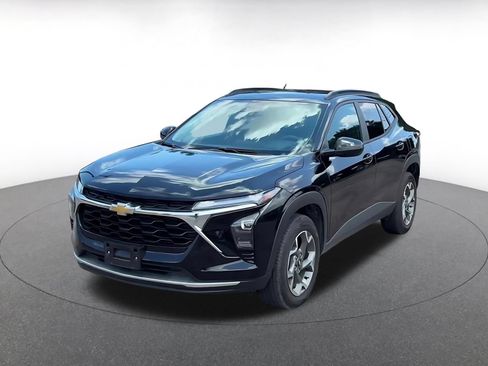 Used 2025 Chevrolet Trax LT FWD image 6