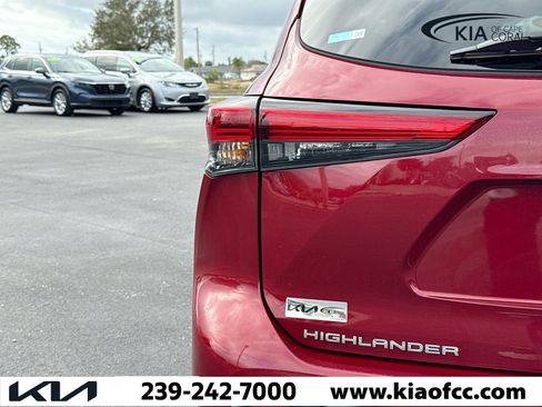 Used 2022 Toyota Highlander XLE image 10