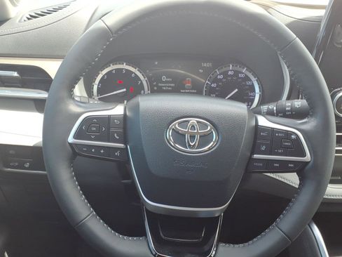 Used 2022 Toyota Highlander Limited FWD image 13