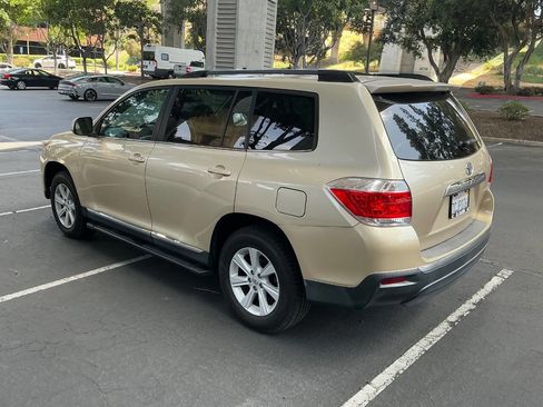 Used 2013 Toyota Highlander Plus FWD image 3