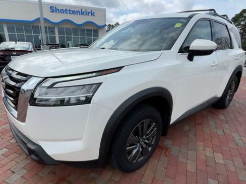 Used 2022 Nissan Pathfinder SV image 5