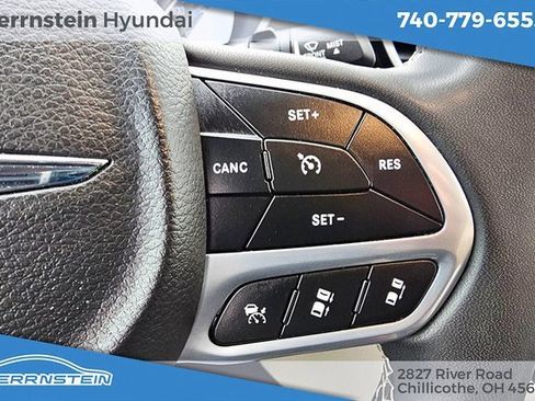 Used 2023 Chrysler Pacifica Touring-L image 15