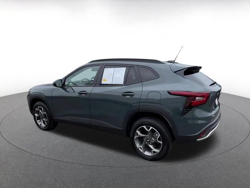 Used 2025 Chevrolet Trax LT w/ LT Convenience Package FWD image 10