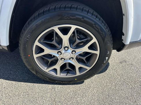 Used 2018 Jeep Grand Cherokee Limited image 29