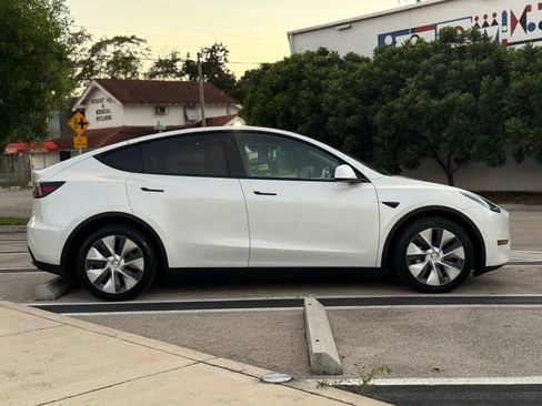 Used 2020 Tesla Model Y Long Range image 14
