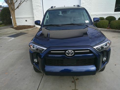 Used 2022 Toyota 4Runner SR5 Premium image 3