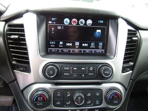 Used 2018 Chevrolet Suburban LT image 21