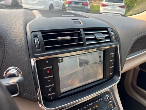 Used 2017 Lincoln Continental Premiere FWD image 20