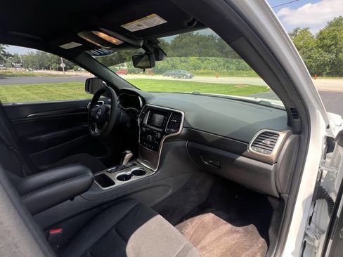 Used 2016 Jeep Grand Cherokee Laredo image 24