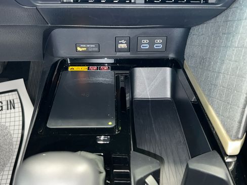 Used 2025 Toyota Camry XLE FWD image 29