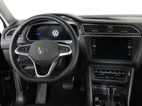 Used 2024 Volkswagen Tiguan SE w/ Panoramic Sunroof Package image 3