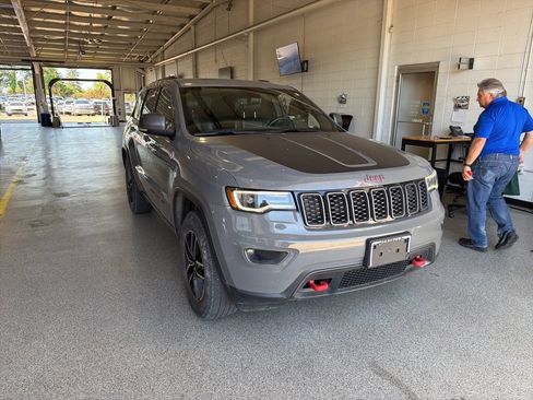 Used 2021 Jeep Grand Cherokee Trailhawk w/ Premium Lighting Group AWD/4WD image 2