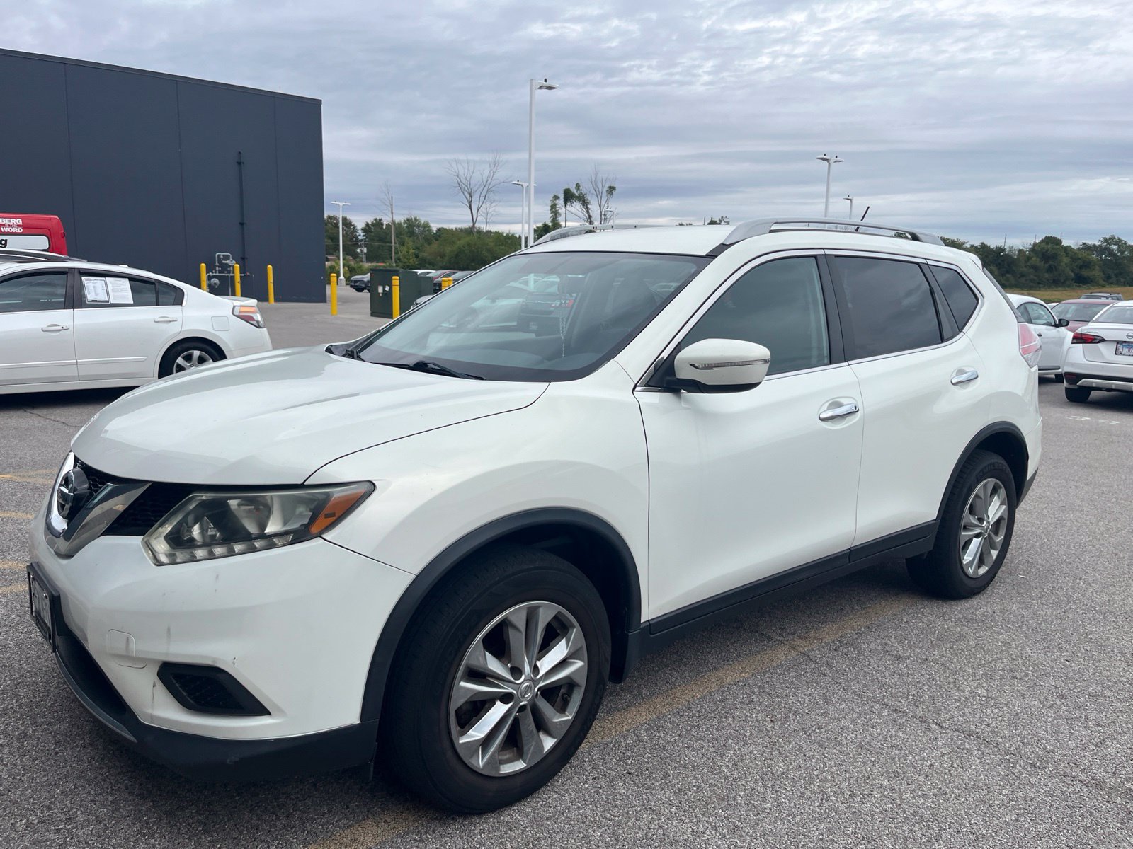 Used 2014 Nissan Rogue SV AWD/4WD image 1