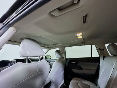 Used 2024 Toyota Highlander XLE image 10