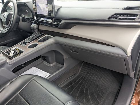 Used 2021 Toyota Sienna LE image 32