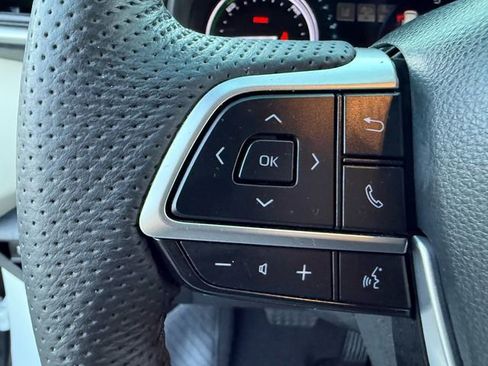 Used 2023 Toyota Sienna Limited image 28