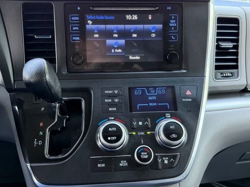 Used 2017 Toyota Sienna LE FWD image 34