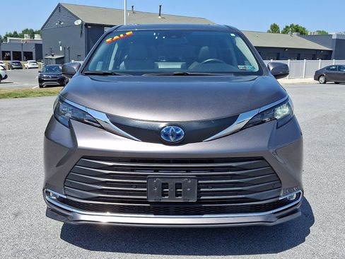 Used 2024 Toyota Sienna XLE FWD image 2