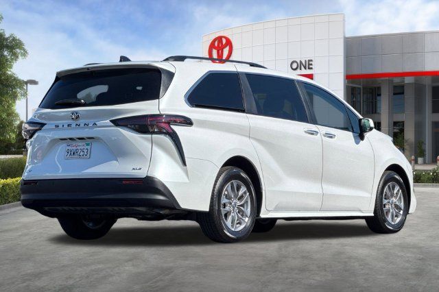 Certified 2026 Toyota Sienna XLE FWD image 5