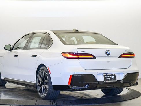 New 2026 BMW 750e xDrive image 2