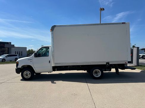 Used 2015 Ford E-450 and Econoline 450 Super Duty RWD image 2
