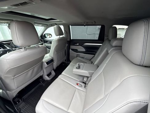 Used 2019 Toyota Highlander XLE AWD/4WD image 42