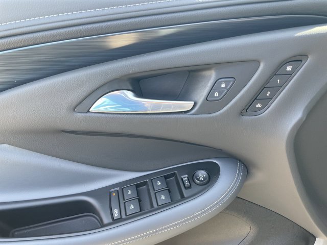 Used 2019 Buick Envision Essence FWD image 23