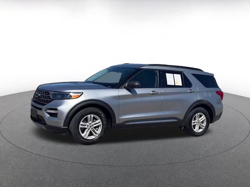 Used 2024 Ford Explorer XLT w/ Equipment Group 202A RWD image 8