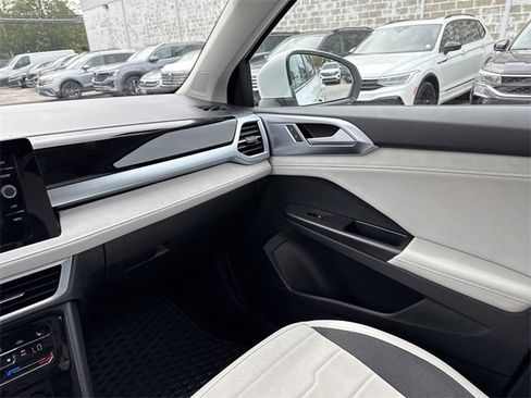 Used 2025 Volkswagen Taos SE image 18